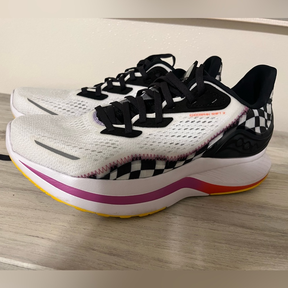 Women’s Saucony Endorphin Shift 2 size 10